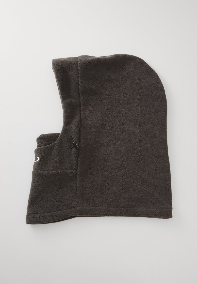 Balaclava in pile di colore grigio scuro con cappuccio aderente, dotata di cordino regolabile e tasca laterale. Texture morbida, design senza cuciture.