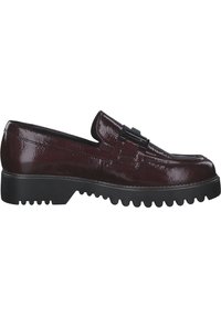 Burgundowe lakierowane buty wsuwane na grubej czarnej gumowej podeszwie, z teksturowaną powierzchnią i dekoracyjnym detalem w postaci klamry.