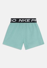 Pantalones cortos verde menta con una cinturilla elástica negra que presenta la inscripción blanca "NIKE PRO". Tela suave, corte recto y sin patrones adicionales.