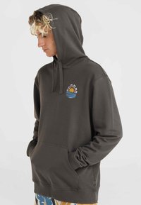 Donkergrijze hoodie met een voorzak, verstelbare trekkoordcapuchon en een kleurrijke zon- en golfgrafiek op de linkerborst. Zachte stoftextuur.