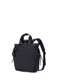 Sac à dos compact noir avec deux poignées supérieures, bretelles rembourrées réglables, poche avant zippée et petit tirette rouge.