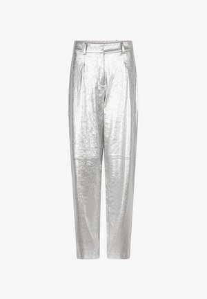 Silberne Hose mit einem glänzenden, metallischen Finish, die einen lockeren Sitz, eine hohe Taille und ein dezentes, strukturiertes Muster im gesamten Stoff aufweist.