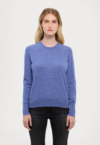 Blå, långärmad tröja med rund halsringning, gjord av mjukt stickat tyg. Har en avslappnad passform och subtil textur. Matchas med mörka jeans.