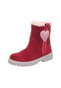 Červená chlupatá kotníková bota s měkkým růžovým kožíškovým límcem, srdcovým detailem a texturovaným semišovým povrchem. Má bílou gumovou podrážku.