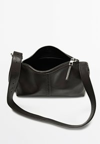 Borsa a tracolla nera in pelle con chiusura a zip, caratterizzata da una texture liscia, tracolla regolabile e dettagli di cucitura discreti lungo i lati.