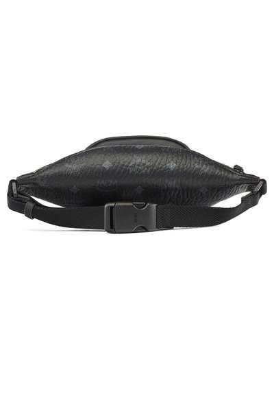 Borsa a tracolla in pelle nera con superficie texture, caratterizzata da modelli di logo sottili, tracolla regolabile e chiusura con zip per una conserva sicura.