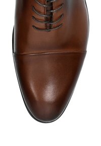 Brązowe skórzane buty eleganckie o gładkiej teksturze, spiczastym nosku i wyraźnym sznurowaniu. Charakteryzują się błyszczącym wykończeniem i zaokrąglonymi krawędziami.