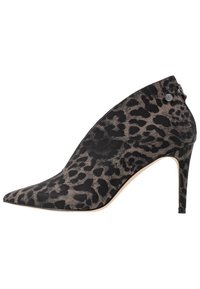 Zapato de tacón alto con punta puntiaguda en estampado de leopardo, con textura suave, colores negro y beige, y cierre con cremallera lateral.