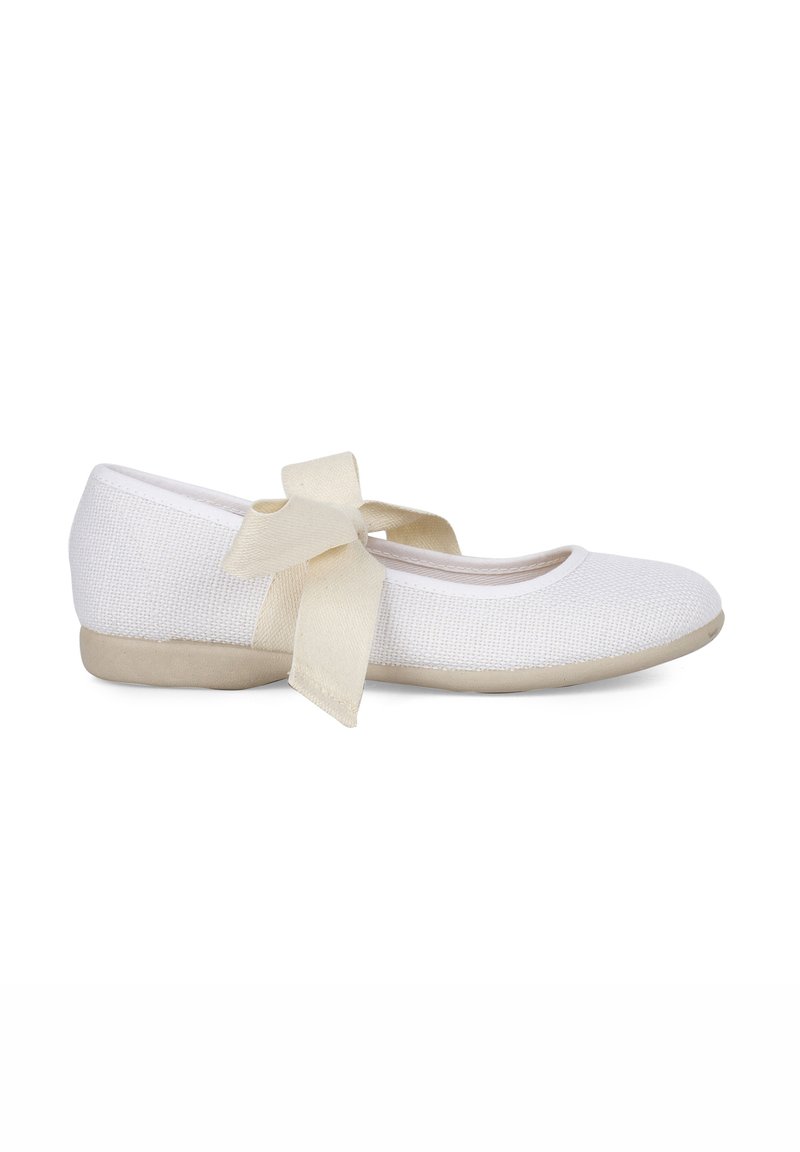 Witte, vlakke balletschoen met een bovenwerk van textuurstof, ronde neus en een crèmekleurige lintstrik rond de enkel. Lichtgekleurde rubberen zool.