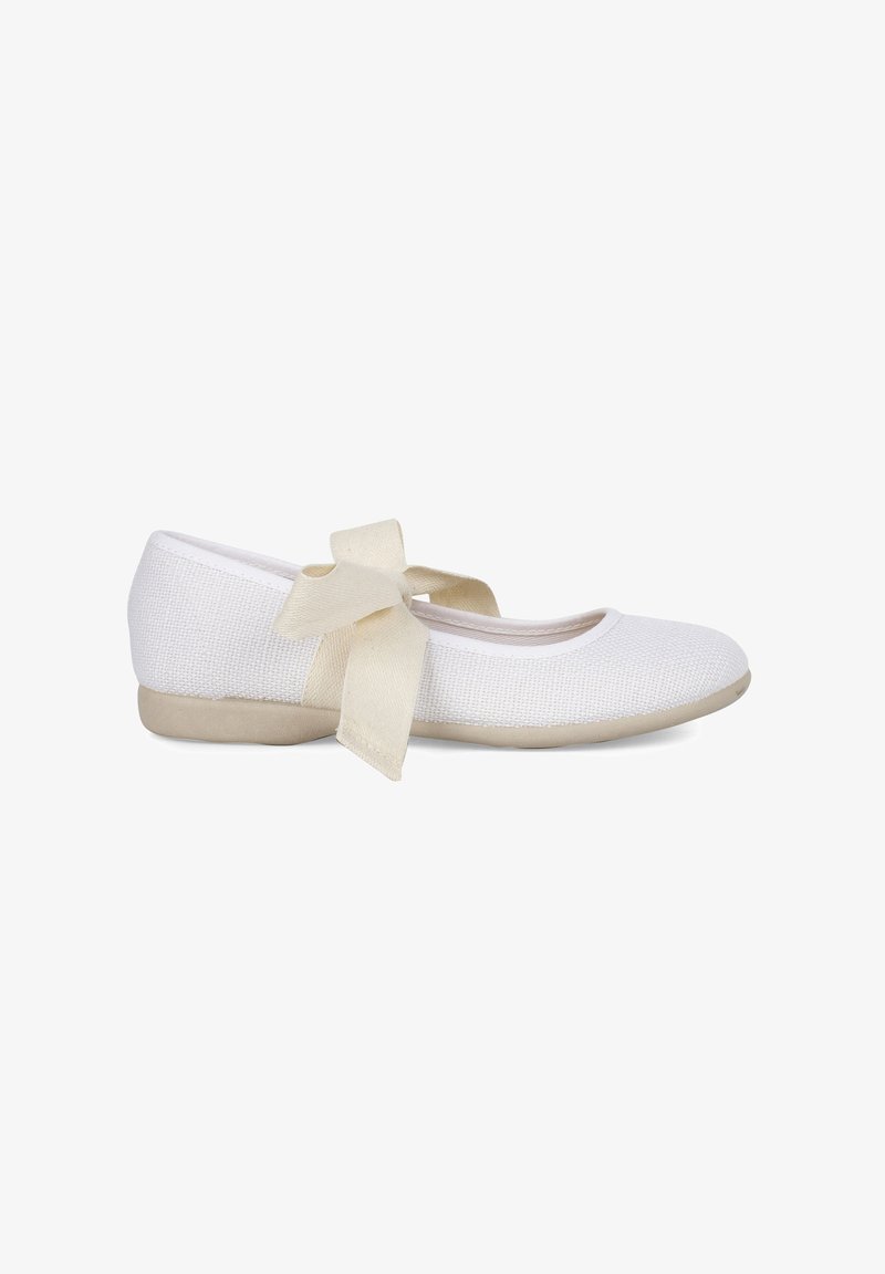 Zapato de ballet plano y blanco con parte superior de tela texturizada, punta redondeada y un lazo de cinta color crema en el tobillo. Suela de goma clara.