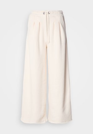 Pantaloni a gamba larga color crema realizzati in tessuto morbido, con vita elastica regolabile tramite coulisse e pieghe frontali per una migliore sagomatura.