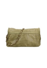 Clutch verde in finta pelle con finitura testurizzata, dotata di una tracolla in catena dorata e chiusura con zip. Forma rettangolare.