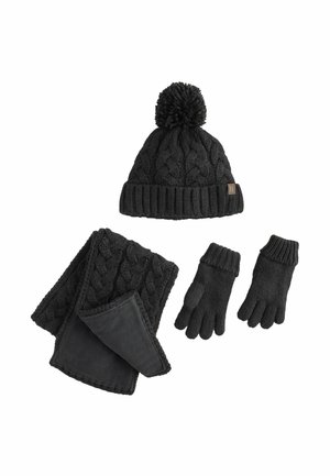 Sort strikket vintersæt med pompom-hat, fletet halstørklæde foret med fleece og ribstrikkede handsker med manschet.