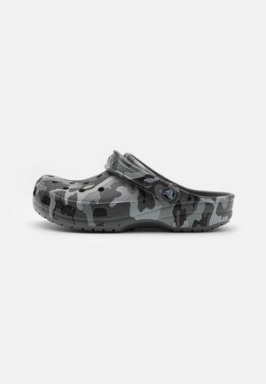 Klapki typu slip-on z szaro-czarnym wzorem kamuflażu, otworami wentylacyjnymi i regulowanym paskiem z tyłu na białym tle.