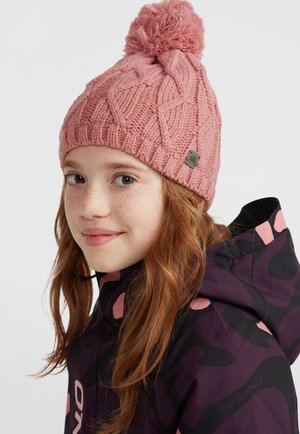 Gorro de punto rosa con un patrón geométrico, que presenta un pompón esponjoso en la parte superior y una pequeña etiqueta metálica con logo en el lateral.