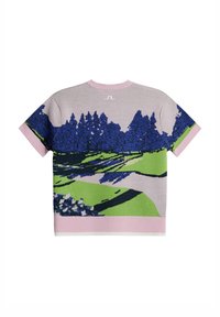Sweter z krótkim rękawem z krajobrazowym wzorem w odcieniach niebieskiego, zielonego i różowego. Wykonany z dzianiny; posiada różową ściągaczową lamówkę oraz logo na plecach.