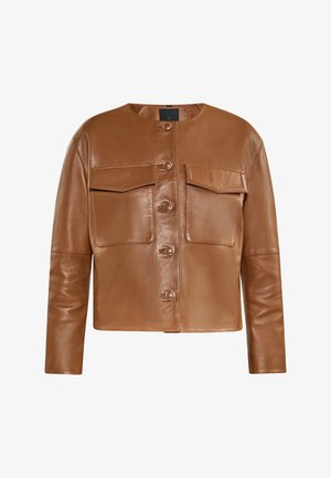 Braune Lederjacke mit rundem Ausschnitt, vorderem Knopfverschluss und zwei Brusttaschen. Glatte Textur und kurzes Design.