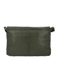 Borsa in pelle verde oliva con forma rettangolare piatta, texture morbida e una semplice chiusura superiore ripiegata. Presenta cuciture minimaliste e una tracolla regolabile.