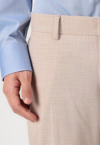 Isaac Dewhirst NOTCH SUIT THREE PIECE SLIM - Κοστούμι - mini pink