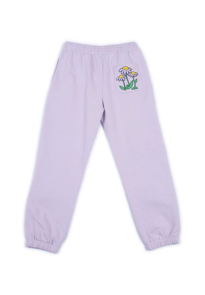 Pantaloni della tuta lilla con vita e polsini elastici. Presentano una tasca con un design floreale giallo e verde. Materiale morbido e texture.