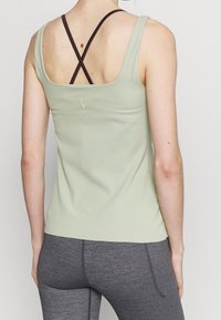 Nike Performance T-Shirt sport - khaki