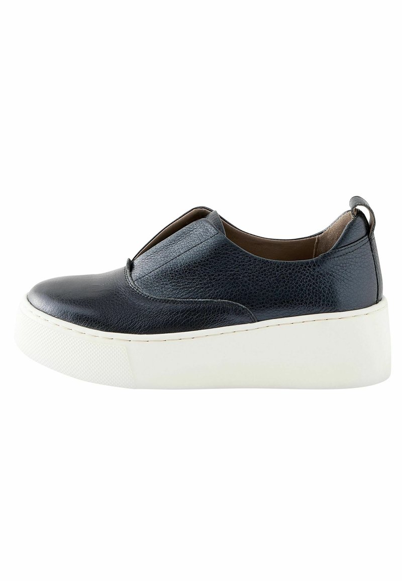 Baskets slip-on en cuir noir avec dessus texturé et semelle plateforme blanche épaisse, vue de côté.