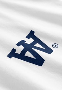 Blåt stiliseret sammenflettet 'W' og 'N' logo på glat hvidt stof med registreret varemærkesymbol.