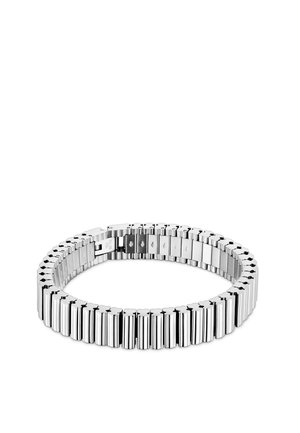 Srebrna metalowa bransoleta z prostokątnymi, jednakowo dużymi ogniwami ułożonymi w kształt koła na białym tle.