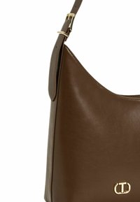 Borsa a tracolla in pelle marrone con una texture liscia, una sola tracolla regolabile e un accento logo dorato sul davanti.