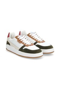 Weiße Ledersneaker mit braunem Wildleder und beigen Akzenten, Gummisohle, perforiertem Zehenbereich und rotem Fersendetail. Klassisches Schnürdesign.