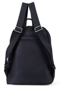 Zaino in nylon nero con spallacci imbottiti, maniglia superiore e tasca frontale con zip, caratterizzata da discreti dettagli di cucitura.