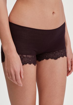 Burgunderfarbene Baumwoll-Mix Boyshorts mit gerippter Textur und floraler Spitzeneinfassung am Saum, mit gewellten Kanten und elastischem Bund.