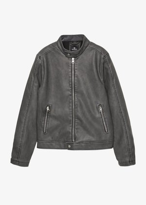 Sötétszürke műbőrdzseki, elülső cipzárral, patent gombos gallérral és két cipzáras oldalzsebbel, fehér háttéren elterítve.