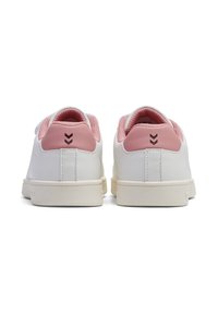 Weiße Sneakers mit pinken Akzenten, ausgestattet mit einem strukturierten Leder-Obermaterial, einem gepolsterten Kragen und einem schwarzen Logodetail nahe der Ferse.