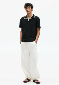 PULL&BEAR - TEXTURED WITH CONTRAST SEAMS -  - Poloshirt - black Thumbnail-Bild 1