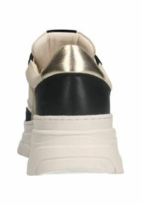 Zwarte en beige sneaker met een metallic gouden hielaccent, een gestructureerd bovenwerk, een gevoerde kraag en een dikke witte zool met groeven.