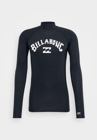 Czarna longsleeve rash guard wykonana z elastycznego materiału, z białym logo "BILLABONG" i falistymi akcentami z przodu. Wysoki kołnierz.