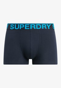 Boxer-briefs bleu foncé en coton avec une taille élastique arbore le texte turquoise "SUPERDRY". Conçus avec une coupe ajustée et une texture lisse.