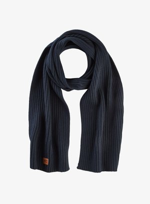 Écharpe tricotée de couleur bleu marine foncé avec une texture en côtes. Présente une étiquette en cuir marron en accent à une extrémité. Forme longue et rectangulaire.