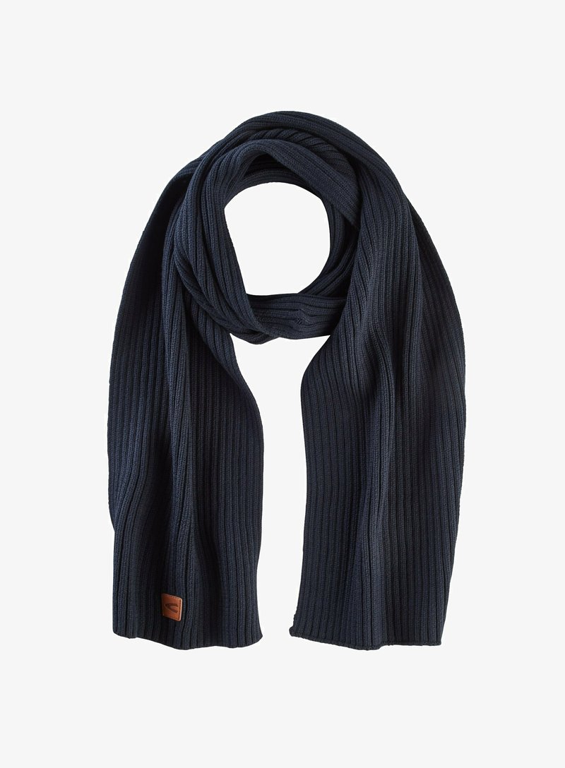 Écharpe tricotée de couleur bleu marine foncé avec une texture en côtes. Présente une étiquette en cuir marron en accent à une extrémité. Forme longue et rectangulaire.