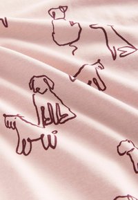 Gaiši rozā audums ar atkārtotu stilizētu brūnu suņu ilustrāciju rakstu. Tekstūra šķiet maiga un gluda.