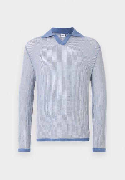 Maglione azzurro chiaro in maglia, con maniche lunghe, caratterizzato da un collo a V e un colletto in denim a contrasto. Texture morbida e vestibilità standard.