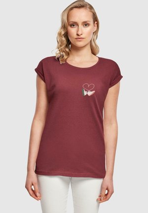 T-shirt bordeaux à manches courtes roulées, avec un petit design brodé de mains et d'un cœur. Tissu en coton doux, coupe décontractée.
