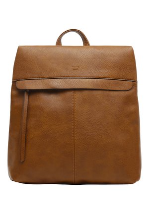 Mochila de cuero marrón con una textura suave, tapa superior plana y detalle de cremallera vertical en la parte frontal. Cuenta con un asa en la parte superior y un branding minimalista.