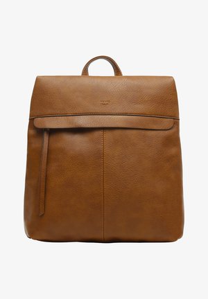 Sac à dos en cuir marron avec une texture lisse, rabat supérieur plat et détail de zipper vertical à l'avant. Équipé d'une poignée sur le dessus et d'un branding minimaliste.