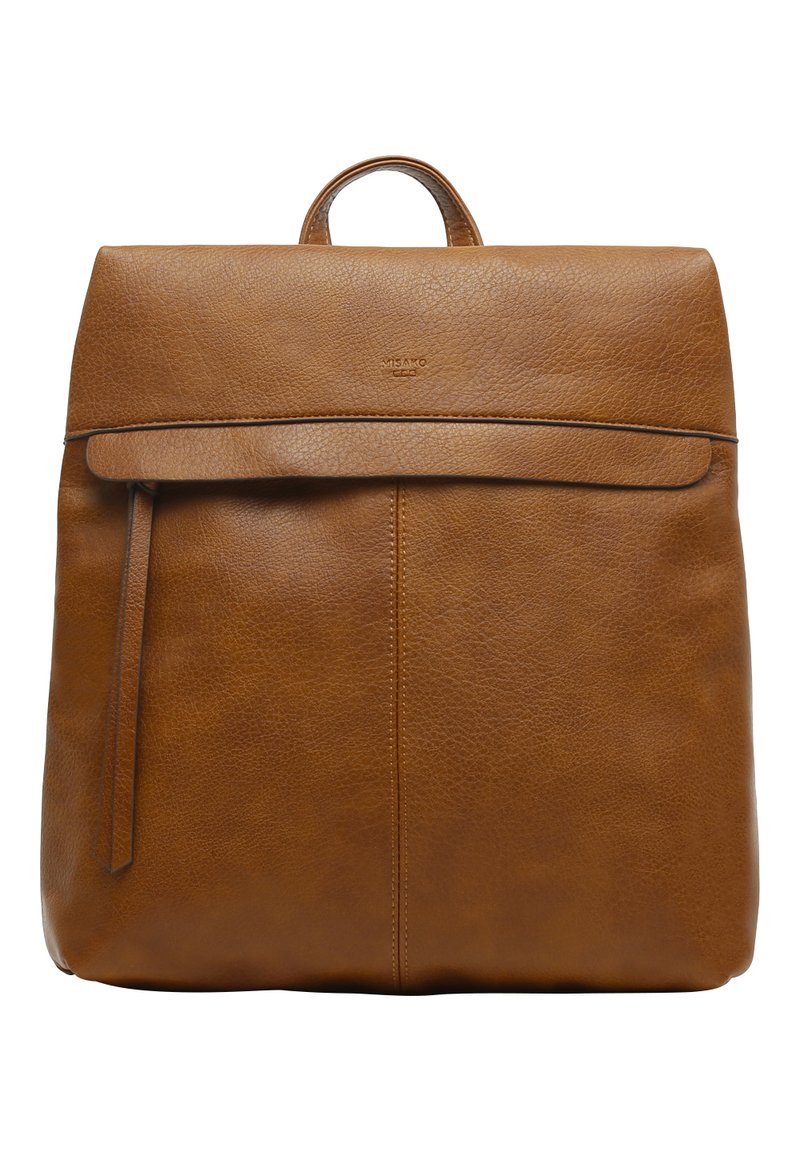 Mochila de cuero marrón con una textura suave, tapa superior plana y detalle de cremallera vertical en la parte frontal. Cuenta con un asa en la parte superior y un branding minimalista.