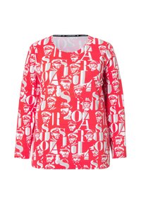 Rotes Langarmshirt mit einem sich wiederholenden Muster aus Gesichtern und Buchstaben in Weiß. Rundhalsausschnitt und weiche Stofftextur.