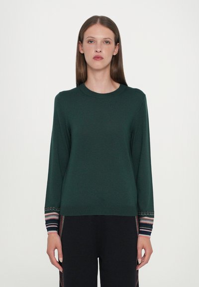 Maglione verde a maglia con scollatura tonda, maniche lunghe e polsini decorati con righe orizzontali in vari colori.