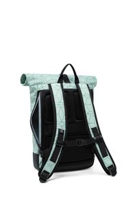 Mochila enrollable de color verde claro con patrón geométrico, panel trasero negro acolchado, correas de hombro ajustables y bolsillo con cremallera en el lateral.