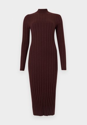 Langermet, ribbestrikket, mørkebrun midi-kjole med høy hals, tettsittende silhuett og vertikal tekstur.